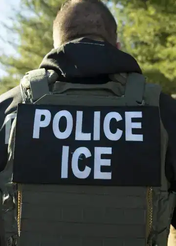 Policía de inmigración ICE en uniforme en operativo de control migratorio. – SoyMigrante.com REVISTA