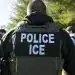 Policía de inmigración ICE en uniforme en operativo de control migratorio. – SoyMigrante.com REVISTA