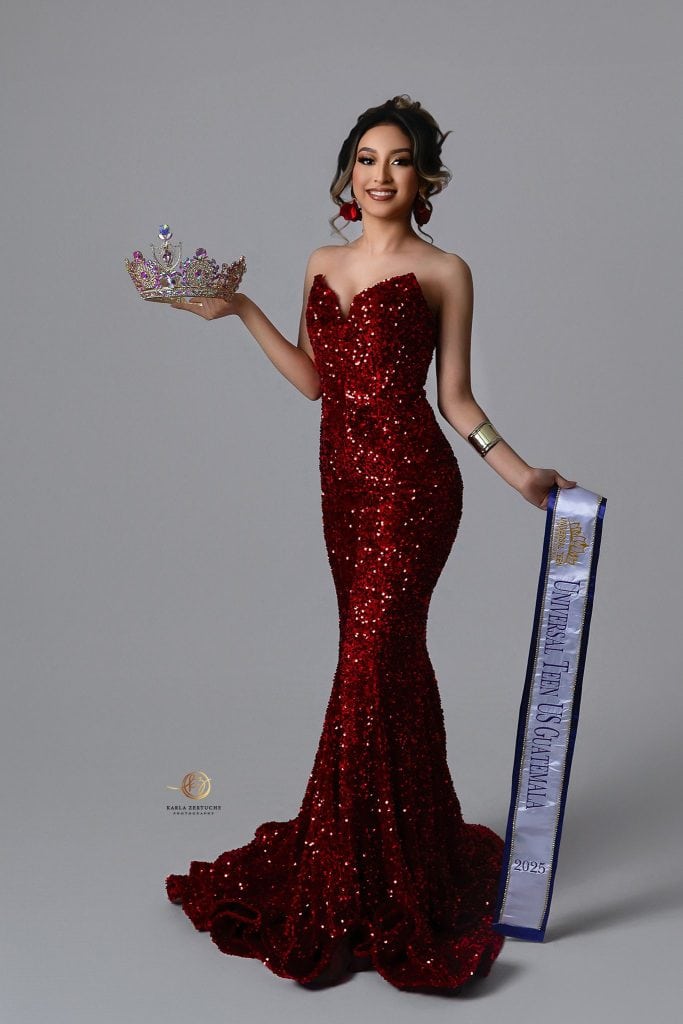 Los sueños siguen adelante. En octubre será el certamen en el que Lindsey representará a Guatemala en Salt Lake, Utah. (Fotografía Karla Zertuche) – SoyMigrante.com REVISTA Reina de belleza en vestido rojo con corona y banda de Miss Guatemala en la revista SoyMigrante.com, mostrando el logro y orgullo de la cultura guatemalteca. – SoyMigrante.com REVISTA