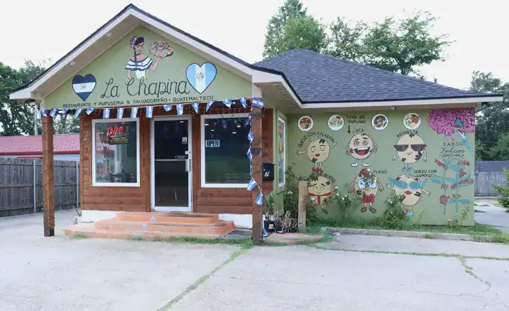 Disfruta de deliciosas pupusas en La Changa, un restaurante en Salvadoreño-Guatemala con ambiente familiar, especialidades en sabores tradicionales y atención cálida, ideal para toda la familia. – SoyMigrante.com REVISTA