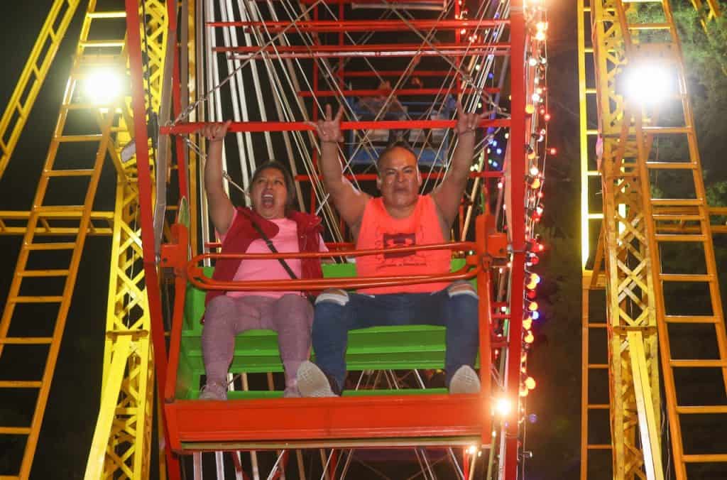 Nuevos momentos de diversión en la feria con la montaña rusa en operación durante la noche. – SoyMigrante.com REVISTA