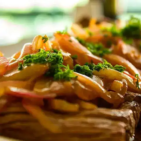 Deliciosado plato de comida tradicional mexicana con carne, cebolla y cilantro frescos, ideal para disfrutar en familia y destacar la gastronomía en la comunidad migrante.