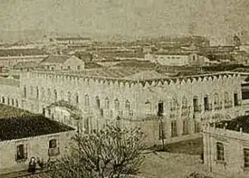 Antigua estructura arquitectónica en una imagen en tonos sepia de la Revista SoyMigrante.com.