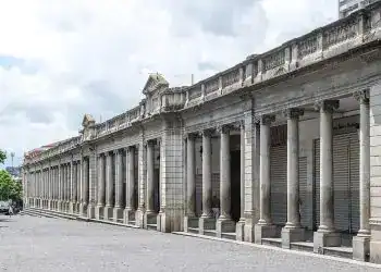 Puerta colonial de piedra con columnas elegantes en una calle histórica, arquitectura clásica en el centro de una ciudad colonial, patrimonio cultural y turístico de América Latina.