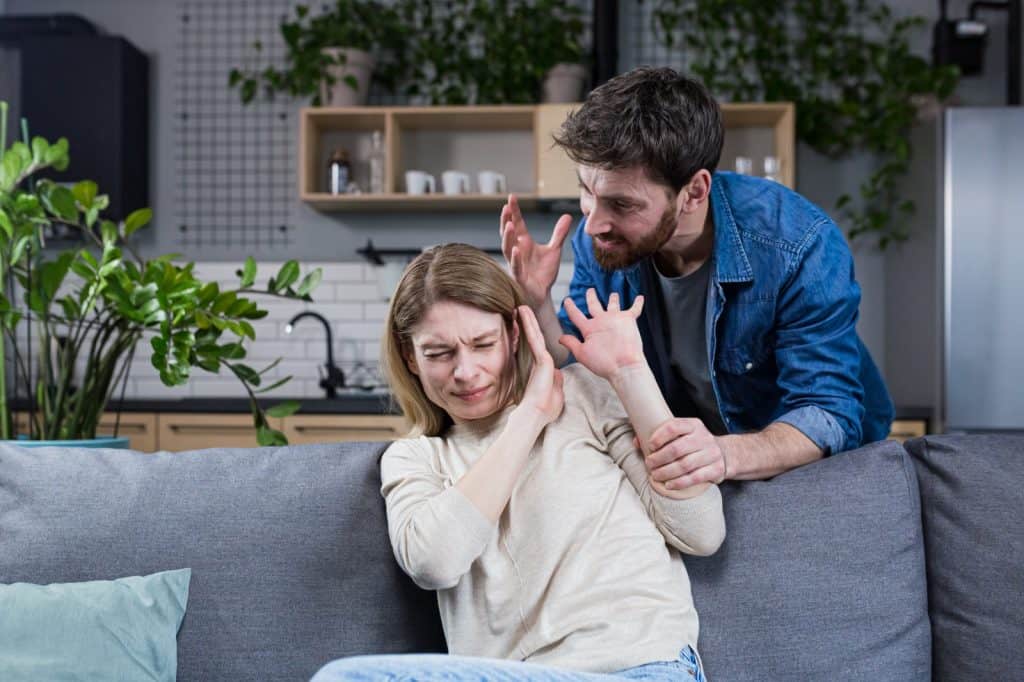 Violencia doméstica, agresión en el hogar, conflicto familiar, discusión en pareja, mujer asustada, hombre enojado, tensión emocional, violencia psicológica, violencia de género, conflicto de pareja, agresión en casa, violencia y abuso, expresión de miedo, problemas familiares, inseguridad, violencia verbal, violencia física, agresiones en relaciones, problemática familiar.