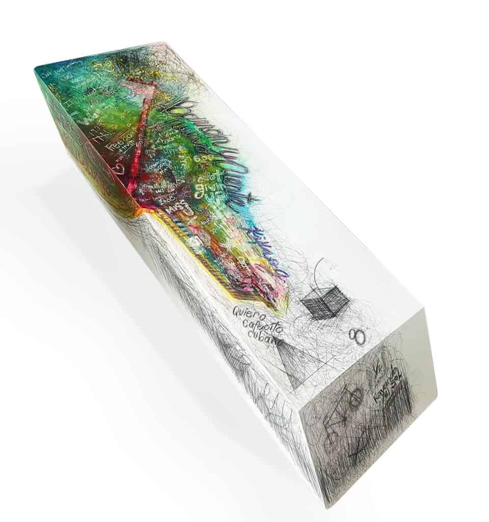 Colorido diseño artístico de una caja, con texto en español que promueve la cultura cubana y la gastronomía, con enfoque en inmigrantes y comunidades latinas. Ideal para artículos sobre cultura y migración.