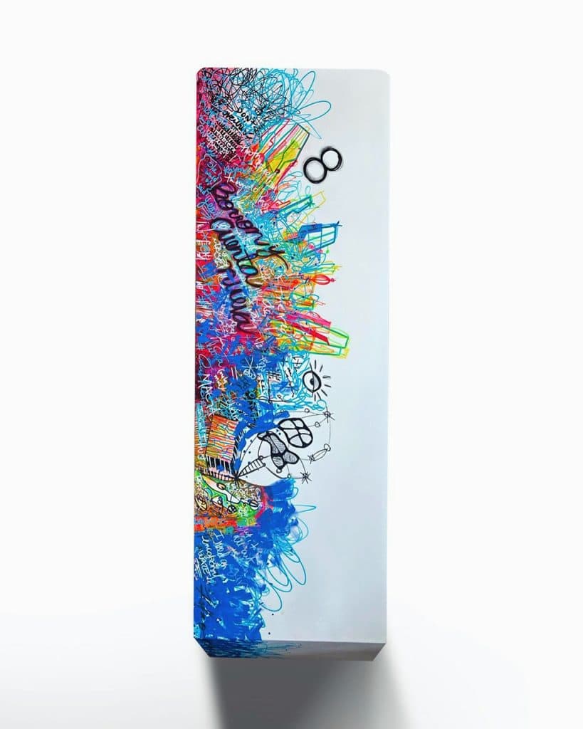 Arte moderna con graffiti colorido y diseño abstracto, incluye texto y dibujos, en formato vertical, para ilustrar la sección revistasyomigrante.com.