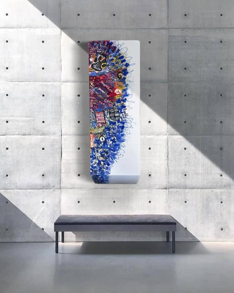 Boceto artístico de la banderas de Ucrania y la Unión Europea en una escultura textil moderna en una galería de arte con paredes de concreto.