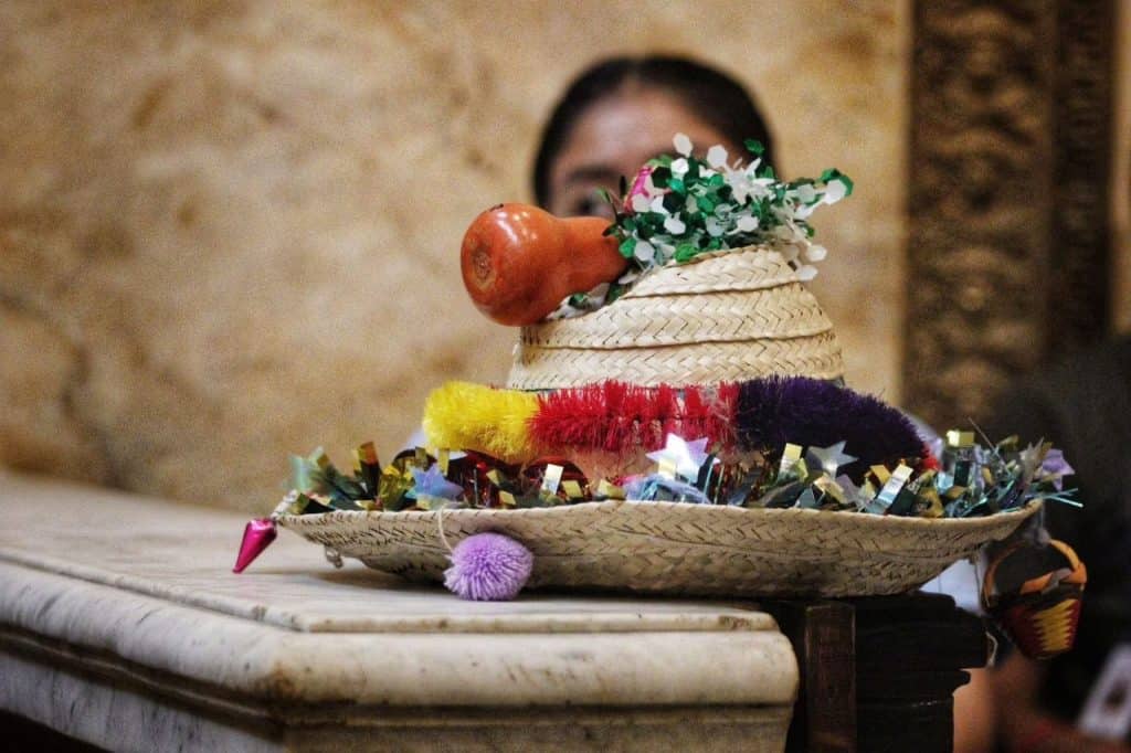 Colorido sombrero tradicional mexicano decorado con confeti y accesorios festivos, símbolo de cultura y celebración. – SoyMigrante.com REVISTA