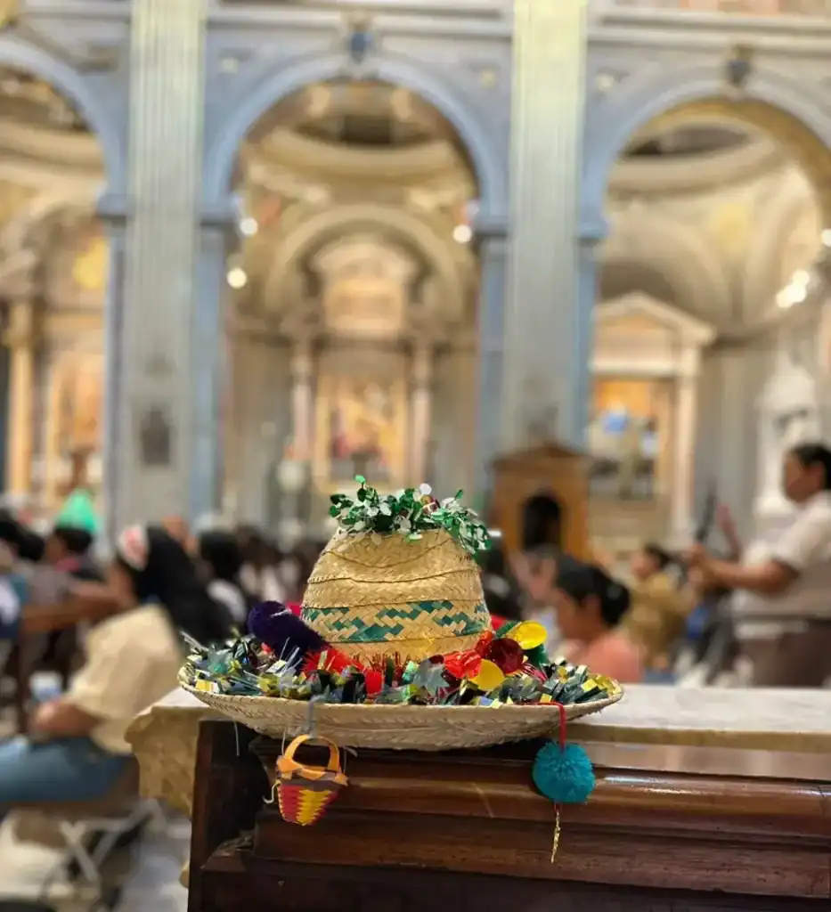 Sombrero tradicional mexicano con adornos en una iglesia, símbolo cultural y religioso en México, en la portada de SoyMigrante.com REVISTA. – SoyMigrante.com REVISTA
