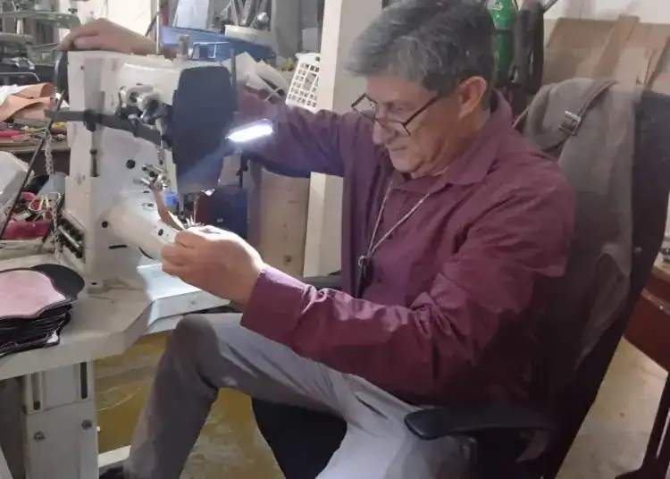 Soldador trabajando en taller de reparación y manufactura de maquinaria industrial en un ambiente de taller mecánico, enfocado en empleo y servicios para migrantes, en el contexto de SoyMigrante.com REVISTA. – SoyMigrante.com REVISTA