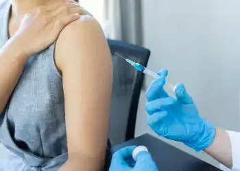 Vacunarse contra la influenza ¿Es recomendable – SoyMigrante.com REVISTA Vacuna contra el COVID-19 administrada a una persona, énfasis en salud y vacunación. – SoyMigrante.com REVISTA