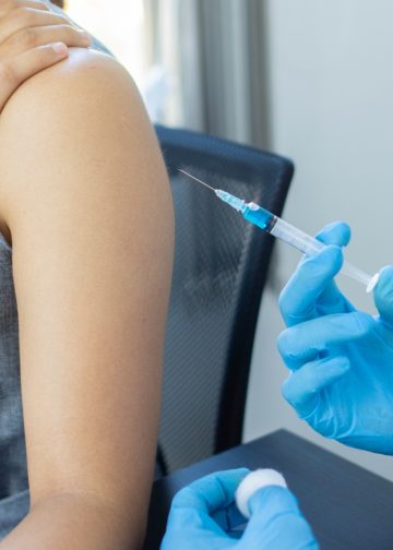 Vacunarse contra la influenza ¿Es recomendable – SoyMigrante.com REVISTA Vacuna contra el COVID-19 administrada a una persona, énfasis en salud y vacunación. – SoyMigrante.com REVISTA