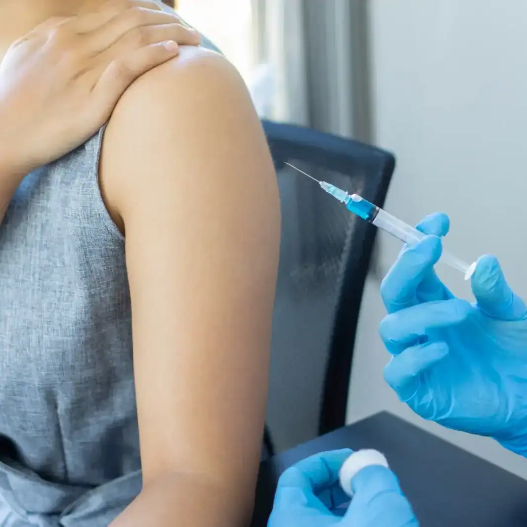 ¿Es recomendable recibir la vacuna contra la influenza común?