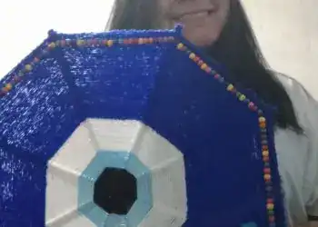 Cráneo azteca hecho a mano con detalles coloridos, tradición y cultura mexicana, elaborado con técnicas artesanales para exhibición y coleccionismo.