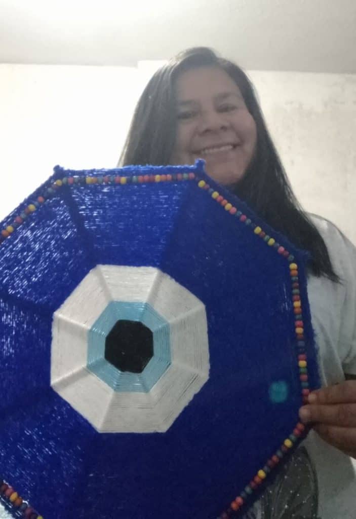 Cráneo azteca hecho a mano con detalles coloridos, tradición y cultura mexicana, elaborado con técnicas artesanales para exhibición y coleccionismo. – SoyMigrante.com REVISTA