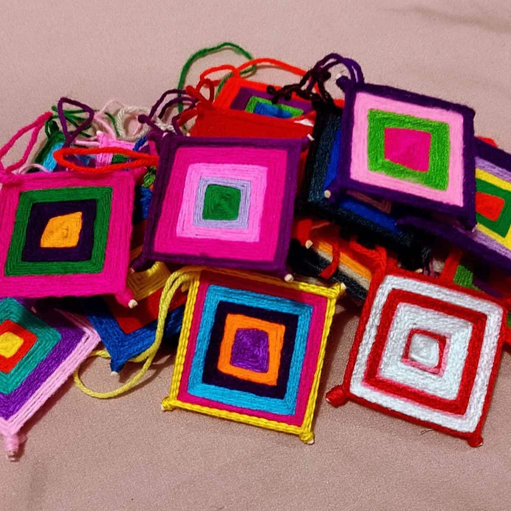 Multicolores llaveros tejidos a mano con diseños de cuadrados en diferentes tonos. – SoyMigrante.com REVISTA