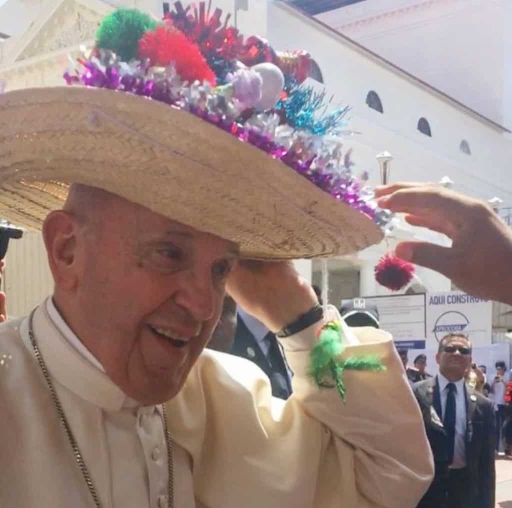 Sombrero tradicional con flores y adornos coloridos en una celebración en México. – SoyMigrante.com REVISTA