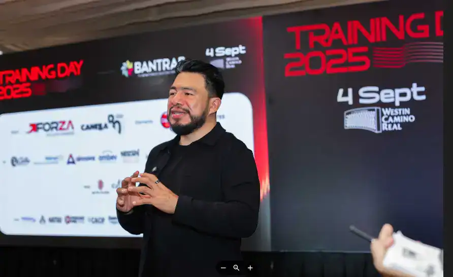 Desarrollador hablando en conferencia de capacitación para migrantes en evento de SoyMigrante.com REVISTA. – SoyMigrante.com REVISTA