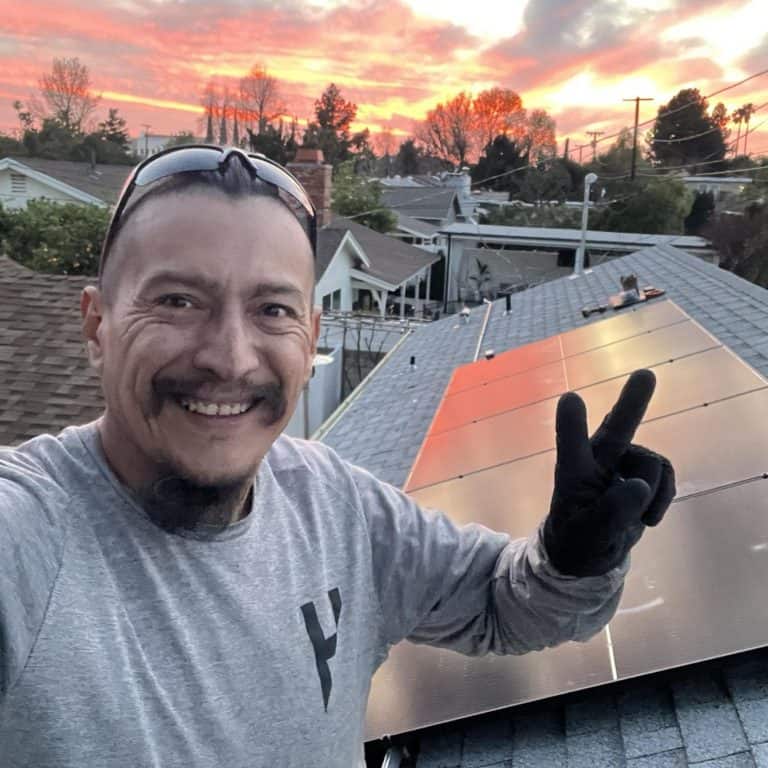 Panel solar en tejado residencial durante atardecer, energía renovable, sustentabilidad, tecnología solar, energía limpia, privada, ecológica, conciencia ambiental, innovación en energías, soluciones energéticas.