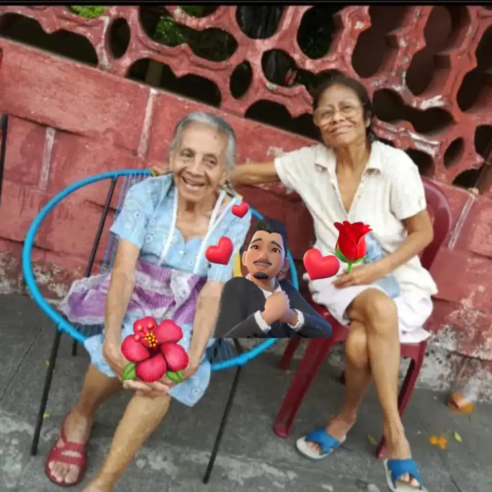 Discapacidad, envejecimiento, amor y amistad en la comunidad mexicana, dos mujeres mayores felices en un parque, con ilustraciones de corazones, rosa y emoji de hombre con micrófono, promoviendo la inclusión y el respeto. – SoyMigrante.com REVISTA
