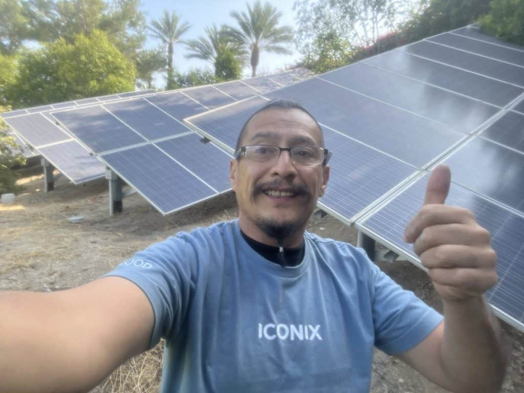 Paneles solares en un campo de energía renovable, promoviendo la sustentabilidad y la eficiencia energética. – SoyMigrante.com REVISTA