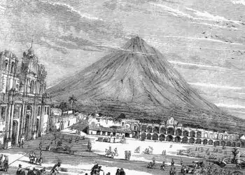 Antigua ilustración de la Plaza Mayor con el volcán a fondo, escenario histórico de la ciudad de Antiguo Guatemala, presente en la revista SoyMigrante.com REVISTA.