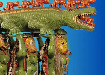 Cultura indígena con figuras de animales y personajes tradicionales en una escultura colorida para promover el arte y la tradición en La revista SoyMigrante. – SoyMigrante.com REVISTA