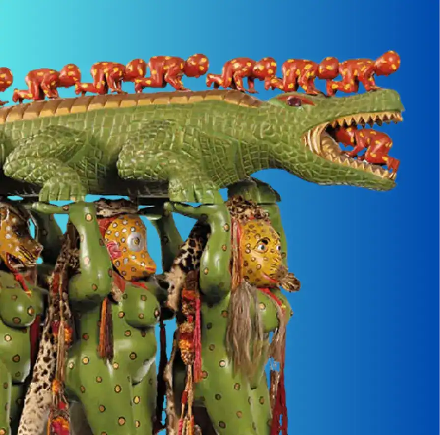 Cultura indígena con figuras de animales y personajes tradicionales en una escultura colorida para promover el arte y la tradición en La revista SoyMigrante. – SoyMigrante.com REVISTA