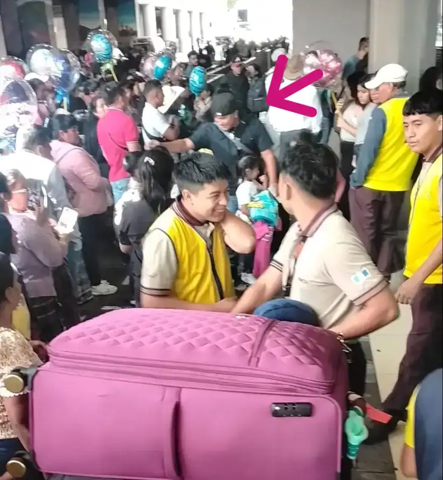 Viajeros migrantes con equipaje y globos en evento en aeropuerto o terminal de transporte, símbolo de comunidad migrante latinoamericana, presencia de interacción social y despedidas. – SoyMigrante.com REVISTA
