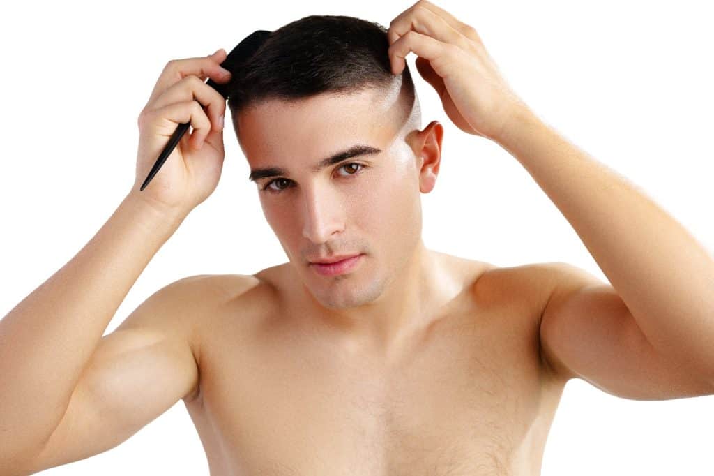 Cabello, hombre, peinado, joven, cuidado del cabello, estilo, barba, manos, barbería, higiene, belleza masculina, cabello corto, grooming, barber shop, cuidado personal, modelo, moda, tendencia, estética, salud capilar. – SoyMigrante.com REVISTA