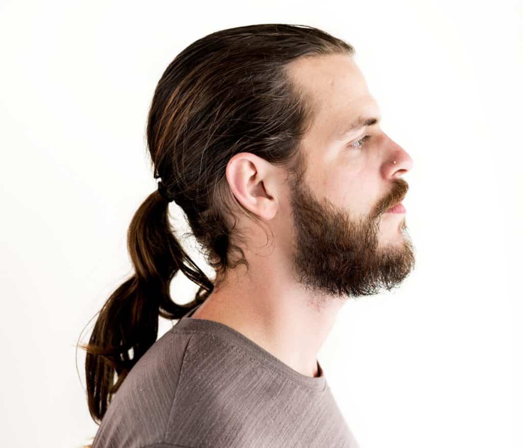 Cabello largo y barba en un hombre con perfil en fondo blanco. – SoyMigrante.com REVISTA