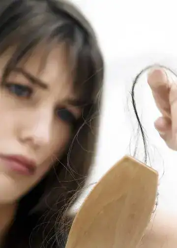 Remedios naturales para prevenir la caída del cabello – SoyMigrante.com REVISTA Cabello suelto mujer mirando teléfono móvil alerta tensión preocupación revista soy migrante. – SoyMigrante.com REVISTA