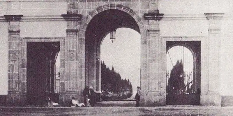 Puerta de entrada histórica en una ciudad mexicana, símbolo de migración y raíces culturales en México y Estados Unidos. Imagen en blanco y negro relacionada con temas de migrantes y comunidades fronterizas. – SoyMigrante.com REVISTA