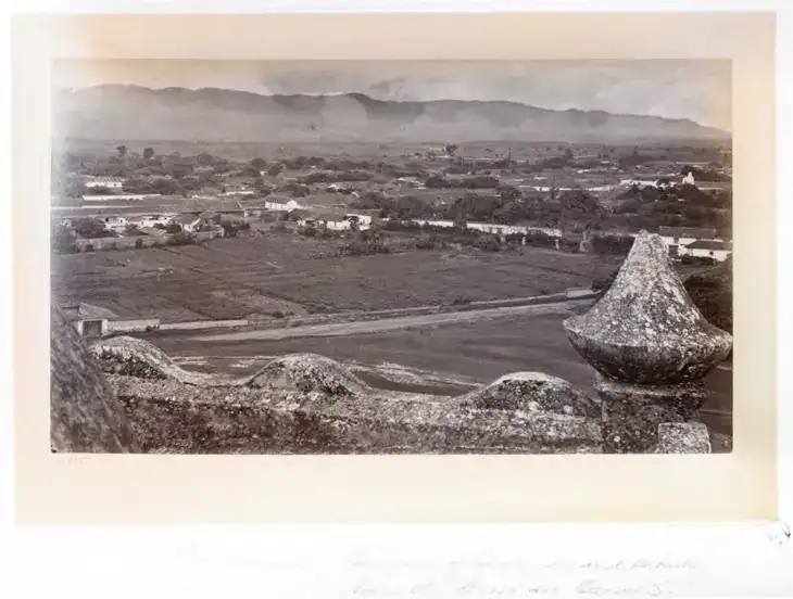 Paisaje rural con montañas en el fondo, vista panorámica de la campiña, imágenes relacionadas con migración y vida en comunidades agrícolas en México y América Latina.