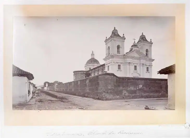 Catedral histórica en estilo colonial con techos ornamentados y murallas de piedra, ubicada en un entorno tradicional latinoamericano.