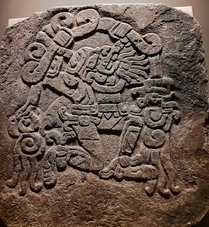 El Museo Miraflores resguarda impresionantes piezas halladas en el área donde se encuentra el centro comercial del mismo nombre. Estas piezas provienen del sitio arqueológico maya Kaminal Juyú. – SoyMigrante.com REVISTA Ancient Mayan stone carving depicting mythological figures and intricate designs, symbolizing cultural heritage and historical significance. – SoyMigrante.com REVISTA