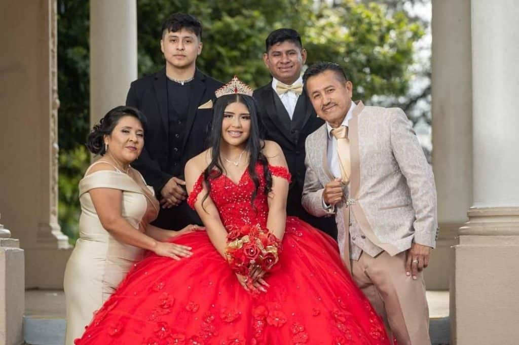 Boda de ensueño con familia orgullosa en celebración especial, destacando la importancia de la comunidad y los valores familiares en la cultura migrante mexicana. – SoyMigrante.com REVISTA