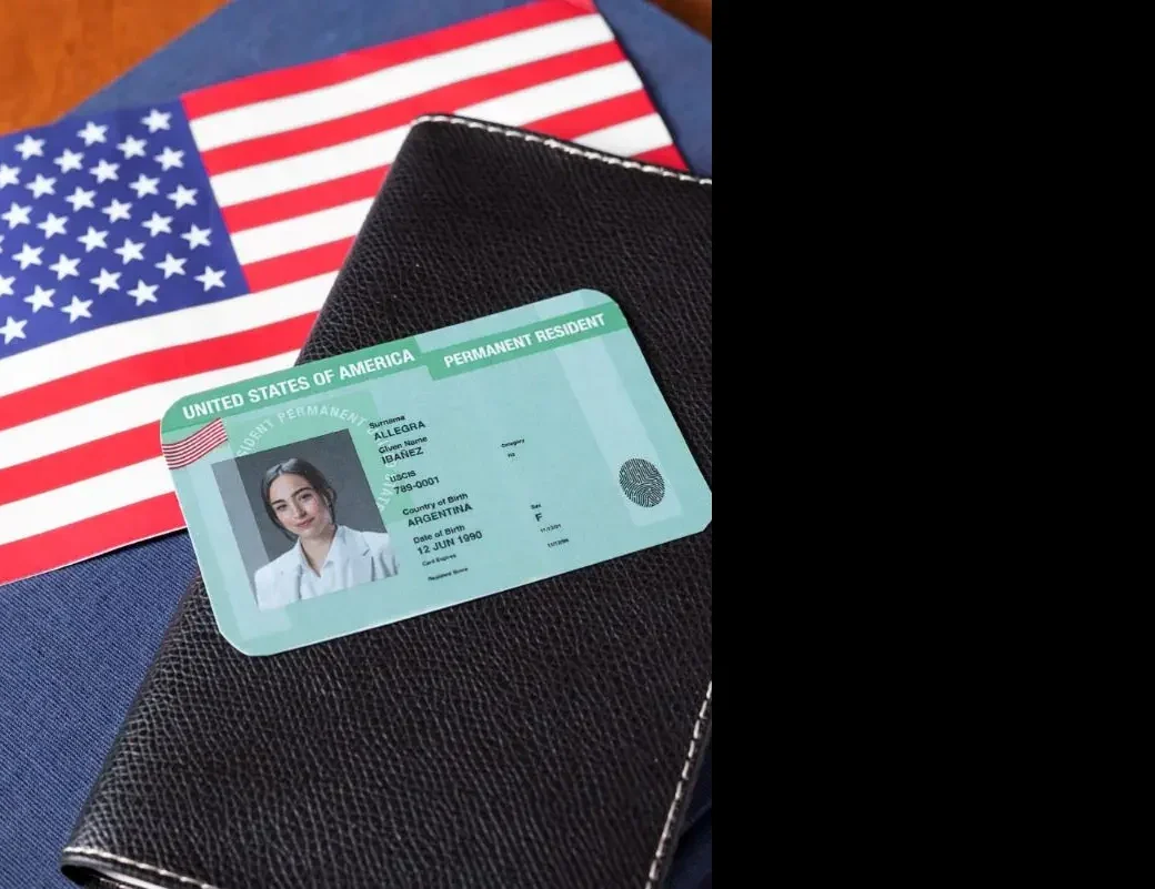 Tarjeta de residencia permanente en EE.UU. con bandera de Estados Unidos y pasaporte, símbolo de migración y ciudadanía.