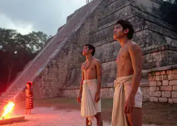 Guardia indígena en la antigua ciudad maya de Uxmal durante la ceremonia tradicional en la noche.