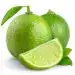 Refresco de lima con dos limones enteros y una rodaja, en fondo blanco.