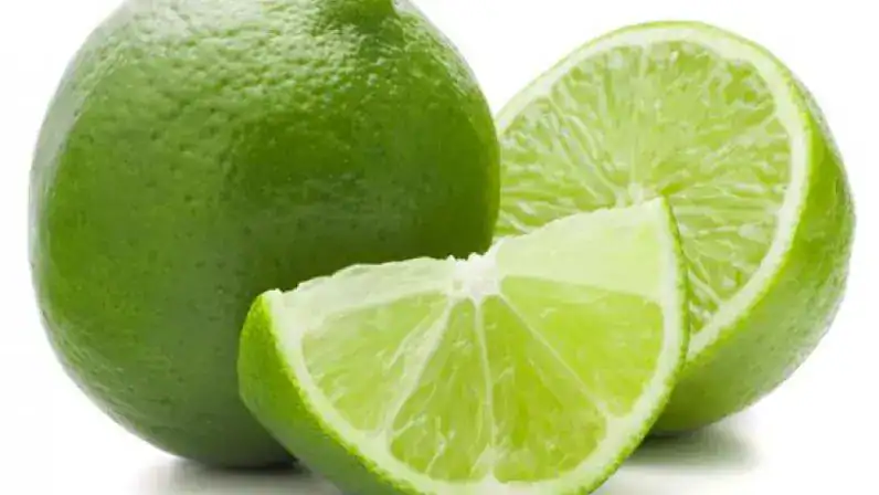 Refresco de lima limón fresco y saludable, ideal para recetas y bebidas refrescantes, con ingredientes naturales, cítricos y vitamina C. – SoyMigrante.com REVISTA