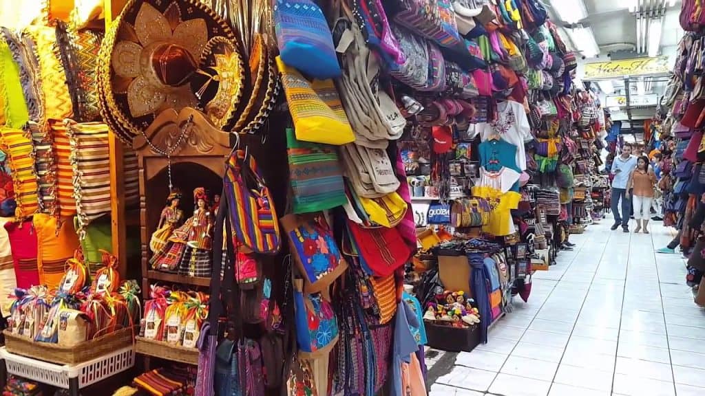 Bolsos y accesorios tradicionales en mercado mexicano, artesanía mexicana, productos culturales, tiendas de souvenirs, compras en México, artículos de regalo, mercado artesanal mexicano. – SoyMigrante.com REVISTA