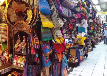 El Mercado Central de Guatemala: historia, ubicación y datos curiosos – SoyMigrante.com REVISTA Bolsos y accesorios tradicionales en mercado mexicano, artesanía mexicana, productos culturales, tiendas de souvenirs, compras en México, artículos de regalo, mercado artesanal mexicano.