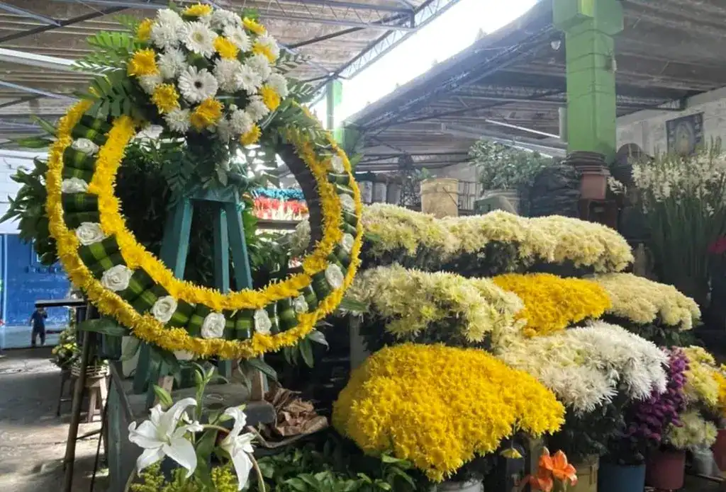 Arreglo floral funerario con flores amarillas y blancas para homenaje en momentos de duelo. Perfecto para ofrendas y ceremonias de despedida en eventos funerarios. – SoyMigrante.com REVISTA