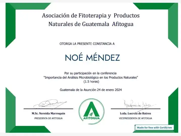 Certificado de participación en conferencia sobre análisis microbiológico en productos naturales, otorgado por Asociación de Fitoterapia de Guatemala, destacando conocimientos en fitoterapia y salud natural.