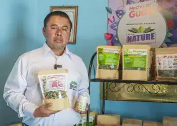 mia nature emprendimiento mercado soymigrante 2 – SoyMigrante.com REVISTA Aceite puro de herbolaria guatemalteca, productos naturales para salud, herbolario en Guatemala, remedios tradicionales, productos orgánicos, salud herbal, herbolateria guatemalteca, bienestar natural, suplementos herbales guatemaltecos. – SoyMigrante.com REVISTA