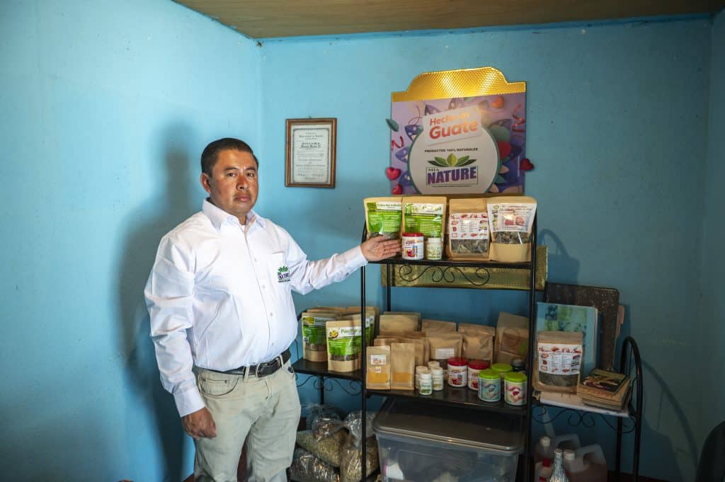 Noé Méndez se siente orgulloso de proseguir el legado de su padre, el naturópata Pascual Méndez, a quien acompañaba desde que era niño en sus visitas a municipios de Huehuetenango para distribuir sus tés y tratamientos a base de hierbas. Ahora todo ese cúmulo de conocimientos está en su tienda digital Mía Nature en SoyMigrante.com MERCADO (Foto Abel Juárez)