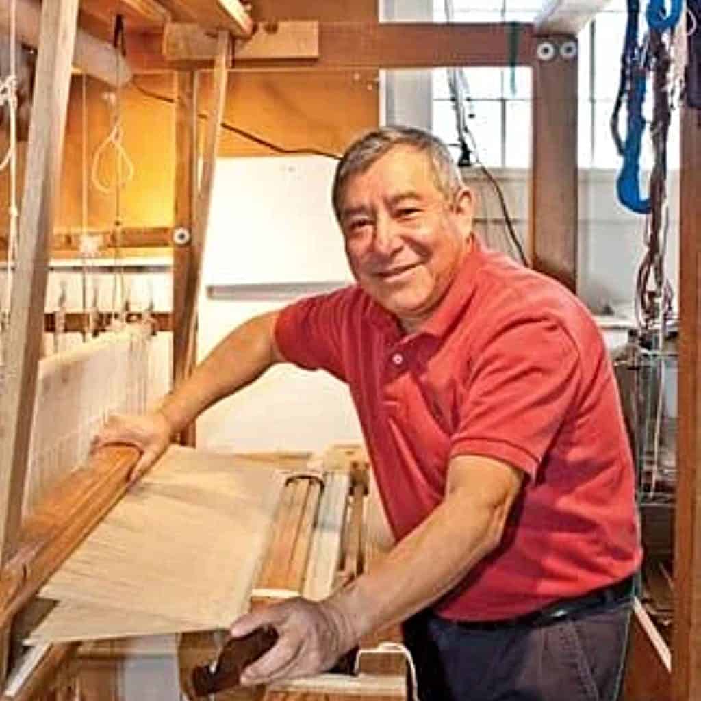 Artesano fabricando muebles de madera en taller tradicional, experto en carpintería con herramientas manuales y diseño artesanal, promoviendo la cultura del mueble en comunidad local. – SoyMigrante.com REVISTA