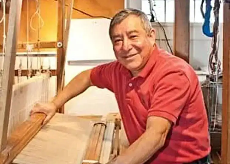 Artesano fabricando muebles de madera en taller tradicional, experto en carpintería con herramientas manuales y diseño artesanal, promoviendo la cultura del mueble en comunidad local.